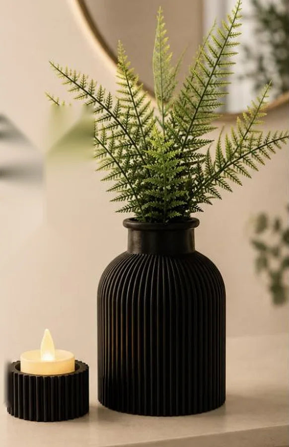 Vaso canelado preto com planta e porta-velas com vela de LED